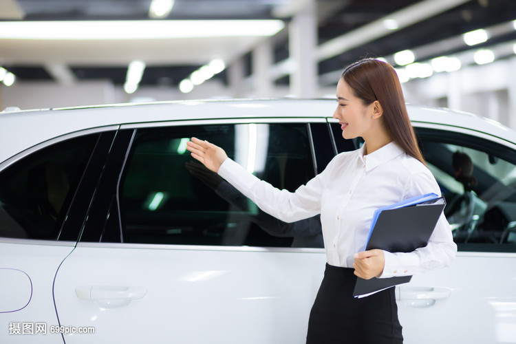 汽車銷售商務(wù)女性 挑戰(zhàn)與機(jī)遇并存